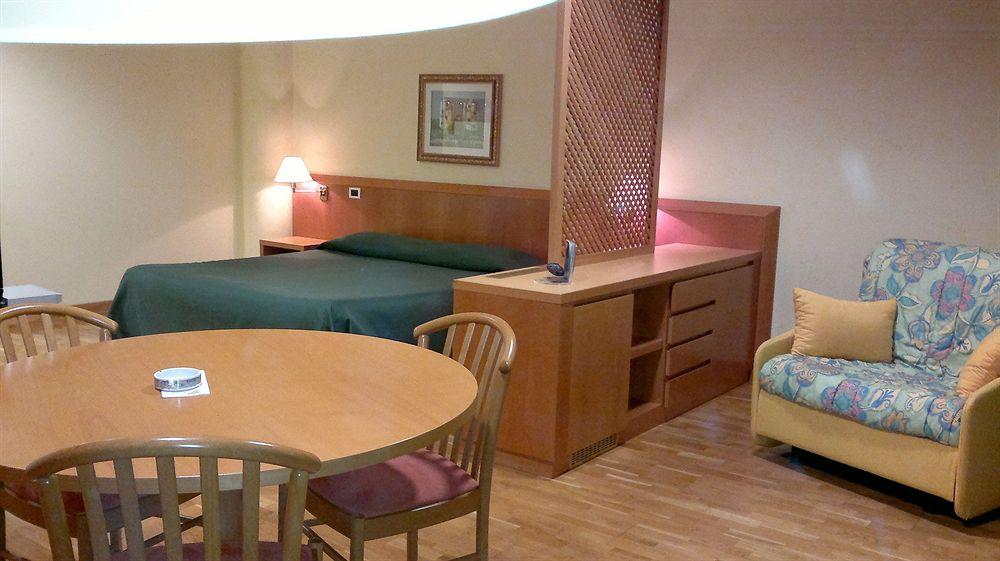 Tursport Aparthotel Taranto Bagian luar foto