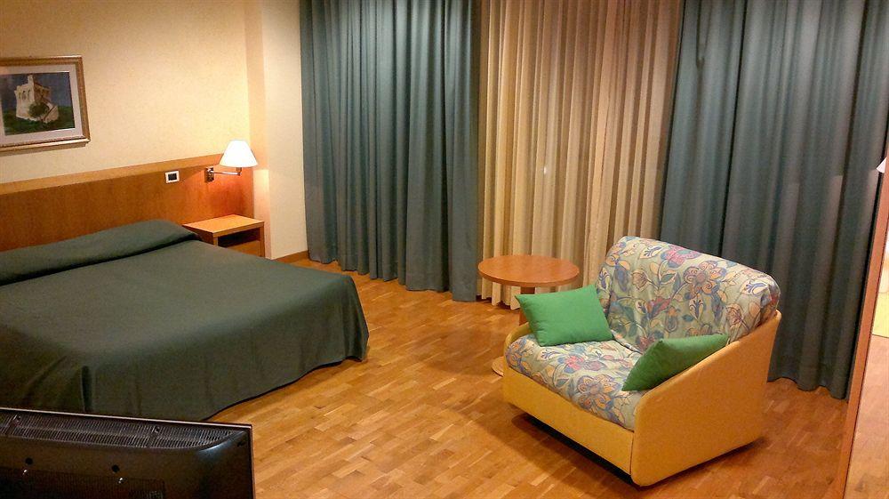 Tursport Aparthotel Taranto Bagian luar foto