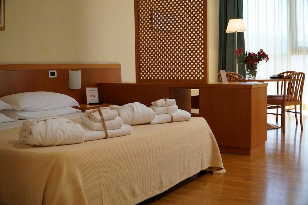 Tursport Aparthotel Taranto Bagian luar foto