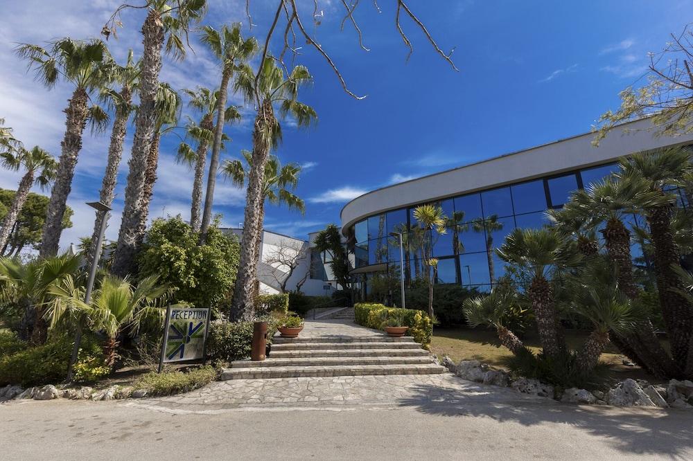 Tursport Aparthotel Taranto Bagian luar foto