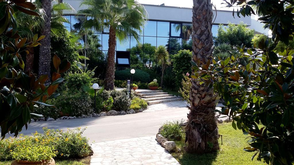 Tursport Aparthotel Taranto Bagian luar foto